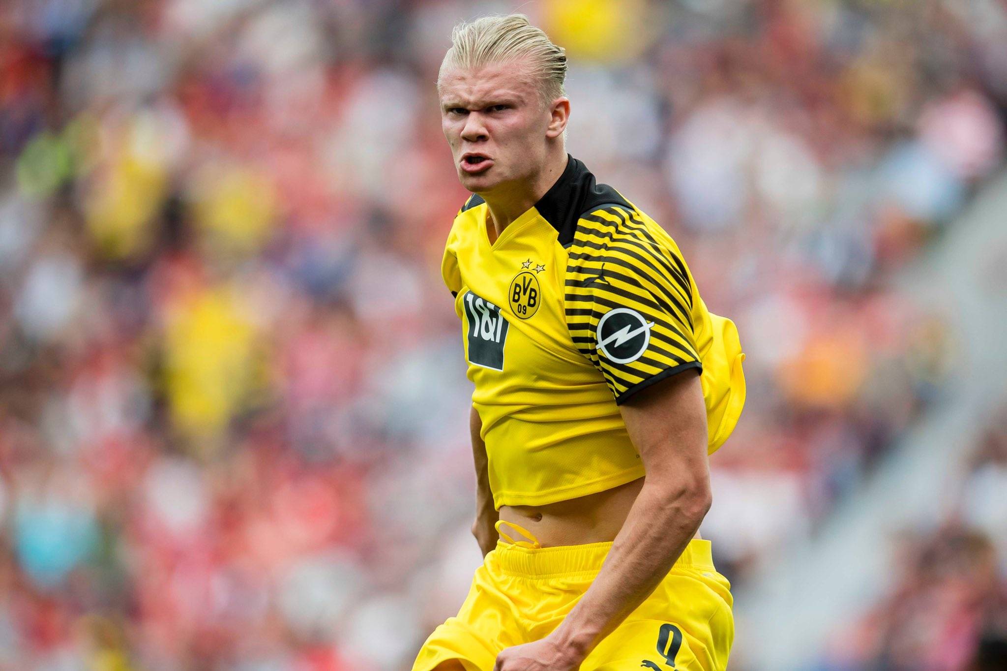 上海海港为备战三线作战，大范围调整阵容，清洗后防线，加强进攻，提升整体竞争力。