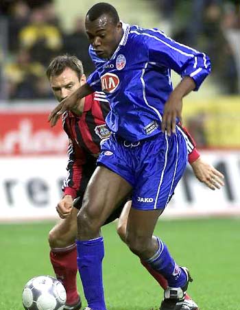 30号再续，弗林蓬社媒展示利物浦新赛季球衣