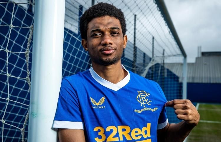 前锋远射破门，球迷现场尖叫