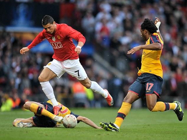 西媒：阿联酋企业慷慨赠送，巴萨球员喜获黄金iPhone